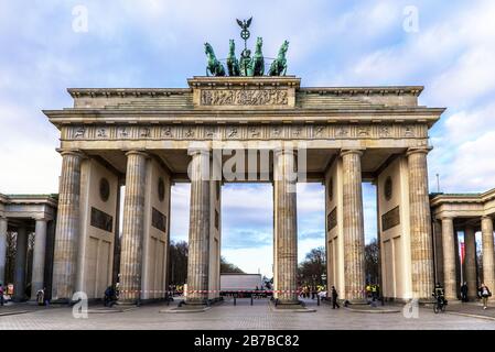 Brandenburger Tor voller Blick von der ehemaligen Ost-Berliner Seite aus Stockfoto