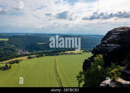 Die Festung Koenigstein vom Berg Lilienstein in der Sächsischen Schweiz an einem sonnigen Tag Stockfoto