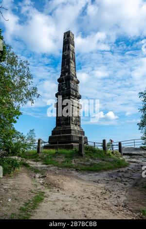 Ein Obelisk am Berg Lilienstein in der Sächsischen Schweiz an einem sonnigen Tag Stockfoto