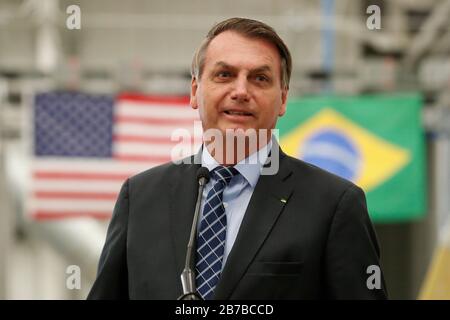 Der brasilianische Präsident Jair Bolsonaro spricht bei einem Besuch in einem Montagewerk des brasilianischen Flugzeugherstellers Embraer vom 10. März 2020 in Jacksonville, Florida. Das Werk macht die Embraer EMB 314 Super Tucano Turboprop Light Attack Aircraft in einer Partnerschaft mit der Sierra Nevada Corporation. Stockfoto