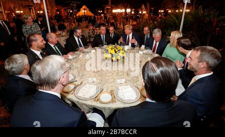 US-Präsident Donald Trump veranstaltet am 7. März 2020 in Palm Beach, Florida, ein Abendessen für den brasilianischen Präsidenten Jair Bolsonaro in seinem Resort Mar a Lago. Stockfoto
