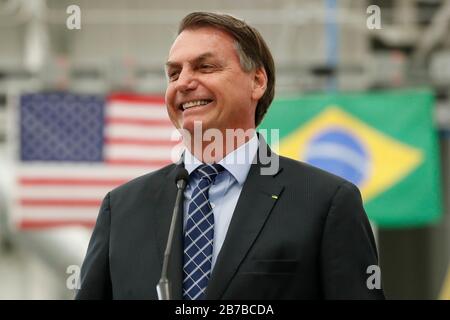 Der brasilianische Präsident Jair Bolsonaro spricht bei einem Besuch in einem Montagewerk des brasilianischen Flugzeugherstellers Embraer vom 10. März 2020 in Jacksonville, Florida. Das Werk macht die Embraer EMB 314 Super Tucano Turboprop Light Attack Aircraft in einer Partnerschaft mit der Sierra Nevada Corporation. Stockfoto