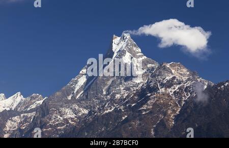 Mount Machapuchare Mountain Peak oder Fish Tail. Malerische Landschaft Nepal Himalaya Berge Blaue Skyline. Annapurna Base Camp Wander- und Trekkingroute. Stockfoto