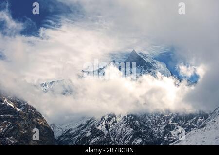 Wolken Bedeckt Mount Machapuchare Fish Tail Mountain Peak Skyline Trekking Nepal Himalaya Berge Annapurna Base Camp Sanctuary Scenic Landscape View Stockfoto