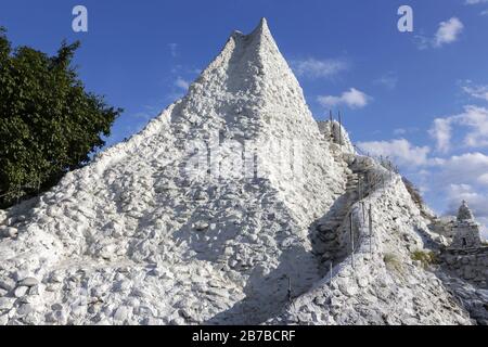 Schneeballform Mount Manaslu White Rock Klettermodell in der Nähe des weltberühmten Internationalen Bergmuseums, Pokhara Nepal Stockfoto