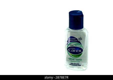 Eine Flasche oder ein Carex-Alkohol-Handdesinfizierungsgel, das auf weißem Hintergrund isoliert ist Stockfoto