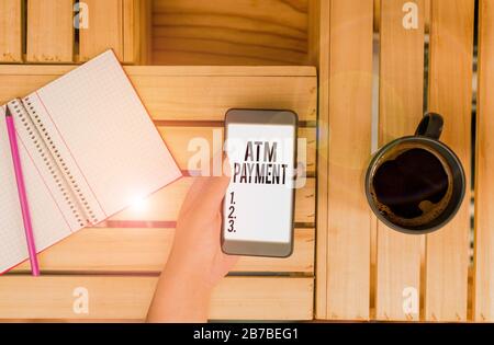 Schreiben Hinweis mit ATM-Zahlung. Business Konzept für bargeldlose Zahlung durch tragbare elektronische Geräte Stockfoto