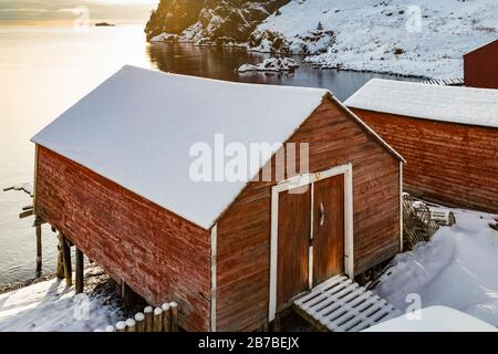 Stages, die für die Lagerung von Angelausrüstung und die Angelarbeiten im Spurrell's Heritage House, einem urigen Airbnb in Dunfield, Neufundland, Kanada, verwendet werden [Nein Stockfoto