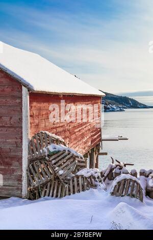 Bühne, die für die Lagerung von Angelausrüstung und Angelarbeiten im Spurrell's Heritage House, einem urigen Airbnb in Dunfield, Neufundland, Kanada, verwendet wird [kein Eigentum Stockfoto