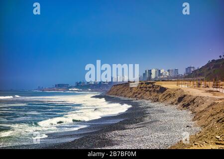 Die Pazifikküste an der Stadt Lima in Peru Stockfoto