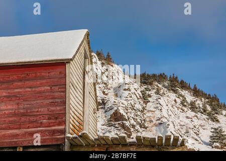 Bühne, die für die Lagerung von Angelausrüstung und Angelarbeiten im Spurrell's Heritage House, einem urigen Airbnb in Dunfield, Neufundland, Kanada, verwendet wird [kein Eigentum Stockfoto