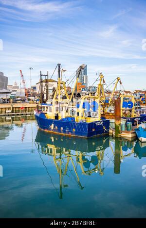 Boote, die in Camber Quay (Der Sturz), dem alten Hafen in Old Portsmouth, Hampshire, Südküste Englands, festgemacht wurden Stockfoto