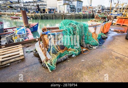 Fischernetze und Tackle lagerten Quayside am Camber Quay (Der Sturz), dem alten Hafen in Old Portsmouth, Hampshire, Südküste Englands Stockfoto