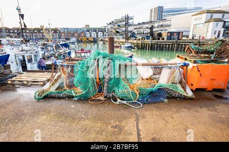 Fischernetze und Tackle lagerten Quayside am Camber Quay (Der Sturz), dem alten Hafen in Old Portsmouth, Hampshire, Südküste Englands Stockfoto