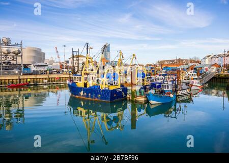 Boote, die in Camber Quay (Der Sturz), dem alten Hafen in Old Portsmouth, Hampshire, Südküste Englands, festgemacht wurden Stockfoto