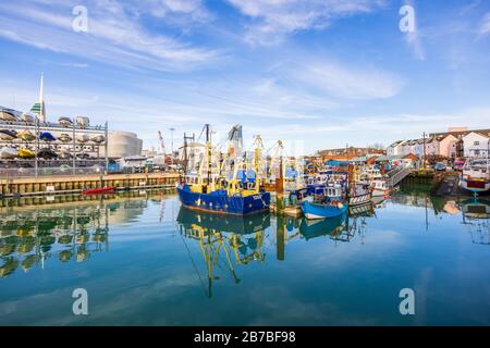 Boote, die in Camber Quay (Der Sturz), dem alten Hafen in Old Portsmouth, Hampshire, Südküste Englands, festgemacht wurden Stockfoto