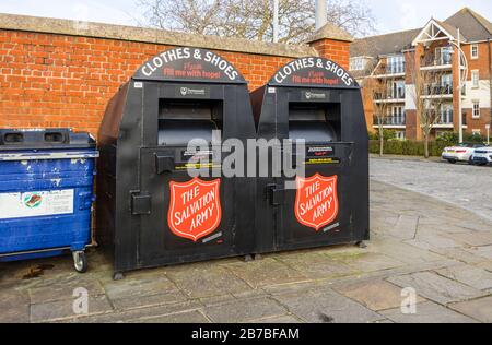 Heilsarmee Straßenrand karitative Sammelbehälter für Kleidung und Schuhe an der Millennium Promenade, Portsmouth, Hampshire, Südengland Stockfoto