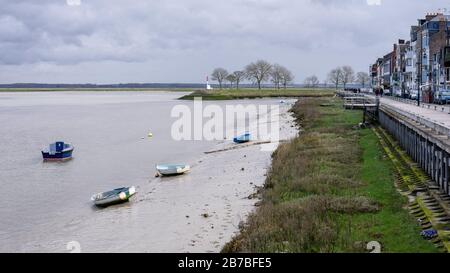 Winterblick auf die Baie de Somme und die lange Uferpromenade in Saint-Valery-sur-Somme, einem beliebten Touristenziel in Nordfrankreich. Stockfoto