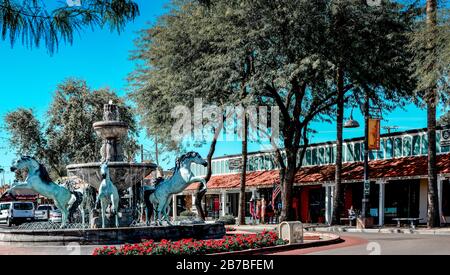 Das Wahrzeichen der Bronze-Pferde und des Wasserbrunnens, eine Scottsdale Public Art-Anzeige, zeigt aufziehende arabische Pferdeskulpturen in der Altstadt von Scottsdale, AZ Stockfoto