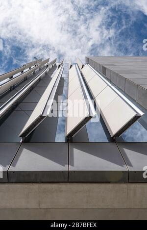 Bewegliche Außenschattenblenden am Science and Engineering Building (SEB), die im Februar 2019 von Multiplex für die Universität NSW fertiggestellt wurden Stockfoto