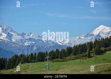 Blick auf das Matterhorn in der Ferne in den Schweizer alpen von Bettmeralp Stockfoto