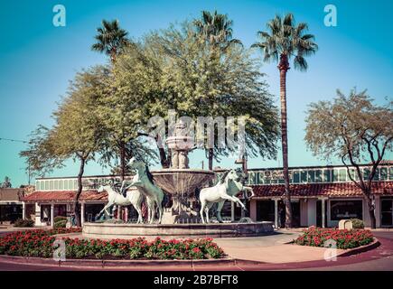 Das Wahrzeichen der Bronze-Pferde und des Wasserbrunnens, eine Scottsdale Public Art-Anzeige, zeigt aufziehende arabische Pferdeskulpturen in der Altstadt von Scottsdale, AZ Stockfoto