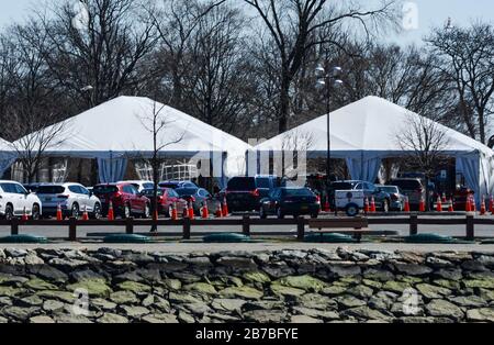 New Rochelle, New York, USA. März 2020. Gigantische Linien für das mobile Testzentrum COVID-19. Das erste mobile Testzentrum COVID-19 des Staates in New Rochelle. Das mobile Testzentrum testet heute bis zu 200 Personen und wächst auf bis zu 500 Personen pro Tag. 14.03.20. New York, New Rochelle Glen Island Park. Marcus Santos Credit: Marcus Santos/ZUMA Wire/Alamy Live News Stockfoto