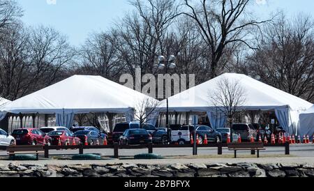 New Rochelle, New York, USA. März 2020. Gigantische Linien für das mobile Testzentrum COVID-19. Das erste mobile Testzentrum COVID-19 des Staates in New Rochelle. Das mobile Testzentrum testet heute bis zu 200 Personen und wächst auf bis zu 500 Personen pro Tag. 14.03.20. New York, New Rochelle Glen Island Park. Marcus Santos Credit: Marcus Santos/ZUMA Wire/Alamy Live News Stockfoto