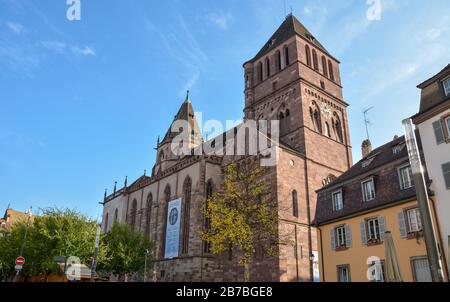 Die Kirche Saint Thomas in Strassbourg in Frankreich an einem sonnigen Tag Stockfoto