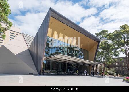 Das in den 1960er Jahren gestaltete Sir John Clancy Auditorium an der University of New South Wales (NSW) mit seinem neuen Vordach aus Stahl und Glas, das 2019 hinzugefügt wurde Stockfoto