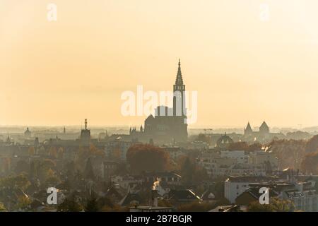 Die Kathedrale Notre Dame in Strassbourg in Frankreich bei Sonnenuntergang Stockfoto