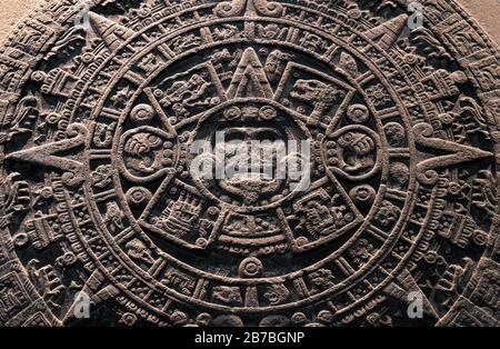 Der aztekische Sonnenkalenderstein ist eine monolithische Skulptur, die auf dem Hauptplatz von Mexiko-Stadt, Mexiko, ausgegraben wurde. Stockfoto