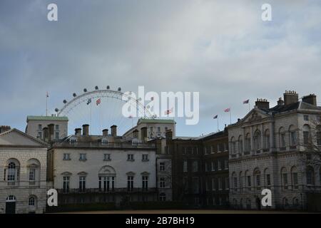 Der Innenhof der Horse Guard mit Blick auf das London Eye an einem bewölkten Tag Stockfoto