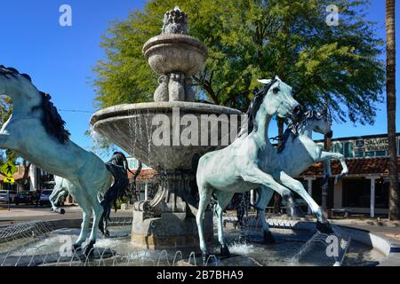 Das Wahrzeichen der Bronze-Pferde und des Wasserbrunnens, eine Scottsdale Public Art-Anzeige, zeigt aufziehende arabische Pferdeskulpturen in der Altstadt von Scottsdale, AZ Stockfoto
