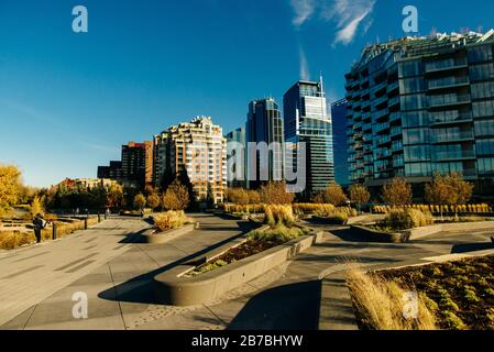 Moderne Aussicht auf die Innenstadt, in der Nähe des Parks. calgary, Kanada - oktober 2019 Stockfoto