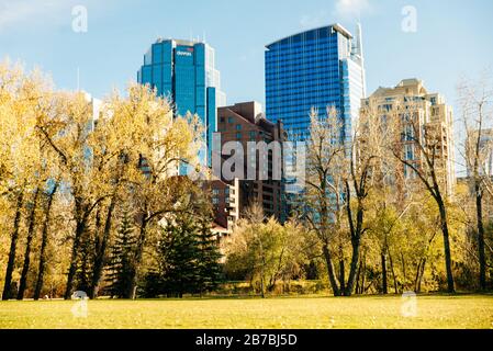 Moderne Aussicht auf die Innenstadt, in der Nähe des Parks. calgary, Kanada - oktober 2019 Stockfoto