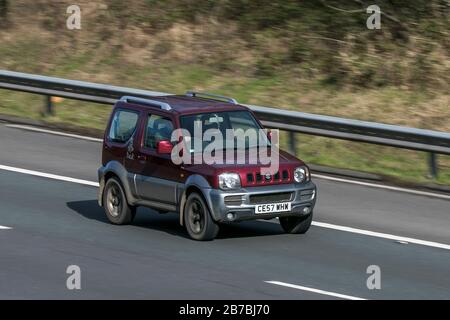 CE57WHW Suzuki Jimny Jlx Plus Red Car Petrol Fahren auf der Autobahn M6 in der Nähe von Preston in Lancashire, Großbritannien Stockfoto