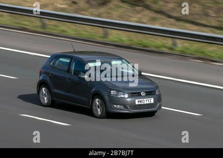 2010 VW Volkswagen Polo Sel TDI 90 Gray Car Diesel Heckklappe, auf der Autobahn M6 bei Preston in Lancashire, Großbritannien Stockfoto