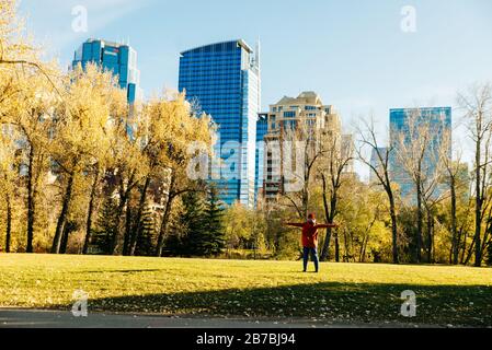 Moderne Aussicht auf die Innenstadt, in der Nähe des Parks. calgary, Kanada - oktober 2019 Stockfoto