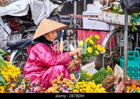 Da Nang, Vietnam-05 Dezember 2014:Unidentifizierter Verkäufer auf einem Markt. Blumenhändler in Vietnam. Leben in Vietnam Stockfoto