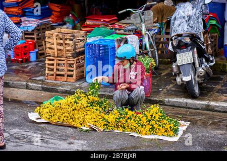 Da Nang, Vietnam-05 Dezember 2014:Unidentifizierter Verkäufer auf einem Markt. Blumenhändler in Vietnam. Leben in Vietnam Stockfoto