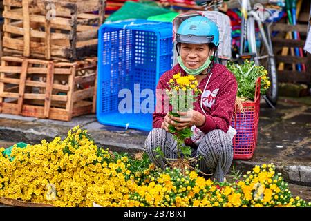 Da Nang, Vietnam-05 Dezember 2014:Unidentifizierter Verkäufer auf einem Markt. Blumenhändler in Vietnam. Leben in Vietnam Stockfoto