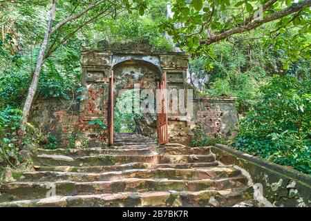 Im Inneren der Huyen Khong Cave auf den Marmorbergen in Danang, Vietnam Stockfoto