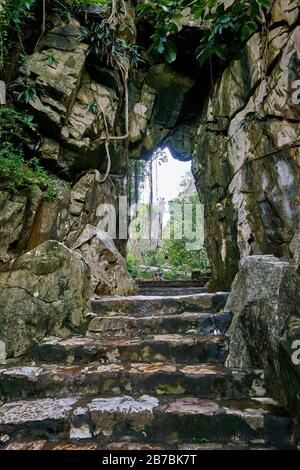 Im Inneren der Huyen Khong Cave auf den Marmorbergen in Danang, Vietnam Stockfoto