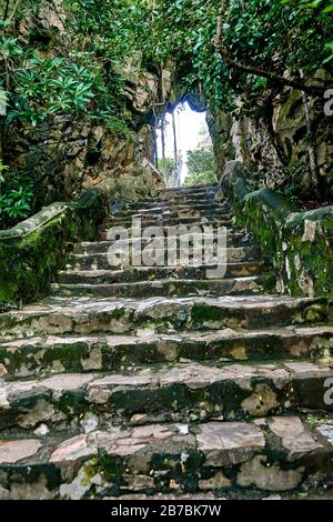 Im Inneren der Huyen Khong Cave auf den Marmorbergen in Danang, Vietnam Stockfoto