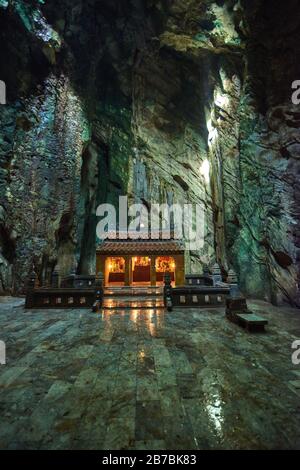 Im Inneren der Huyen Khong Cave auf den Marmorbergen in Danang, Vietnam Stockfoto