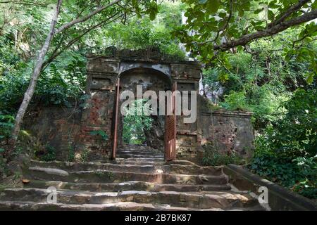 Im Inneren der Huyen Khong Cave auf den Marmorbergen in Danang, Vietnam Stockfoto