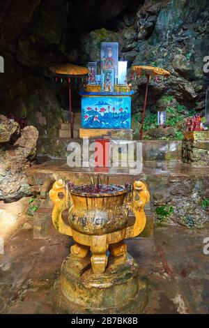 Im Inneren der Huyen Khong Cave auf den Marmorbergen in Danang, Vietnam Stockfoto