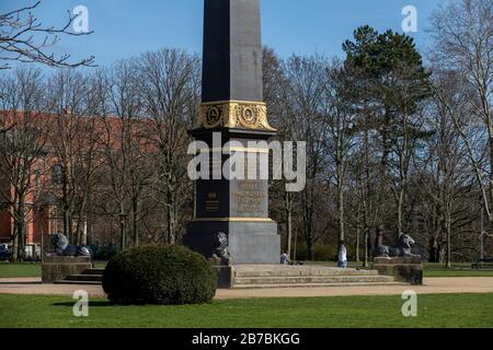 Der Löwenwall-Obelisk ist eine Gedenkstätte für die deutsche Befreiung gegen Napoleon I. Obelisk befindet sich am Löwenwall - öffentlicher Park in der Nähe des Stadtmuseums. Stockfoto