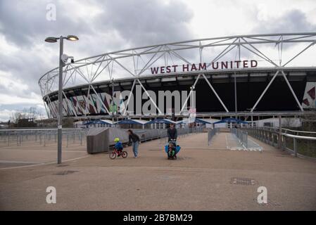 London, Großbritannien. März 2020. Allgemeine Ansicht des Fußballclubs West Ham United in London, Großbritannien am 14. März 2020. Alle Spiele der Premier League werden aufgrund der Pandemie von Coronavirus (Covid-19) auf mindestens den 3. April verschoben. 10 Menschen in Großbritannien sind in den letzten 24 Stunden von Covid- 19 gestorben, was die Zahl der Todesfälle auf 21 brachte. Massenversammlungen könnten in Großbritannien bereits am nächsten Wochenende verboten werden, wenn sich der Ausbruch von Coronavirus verstärkt. (Foto von Claire Doherty/Sipa USA) Credit: SIPA USA/Alamy Live News Stockfoto